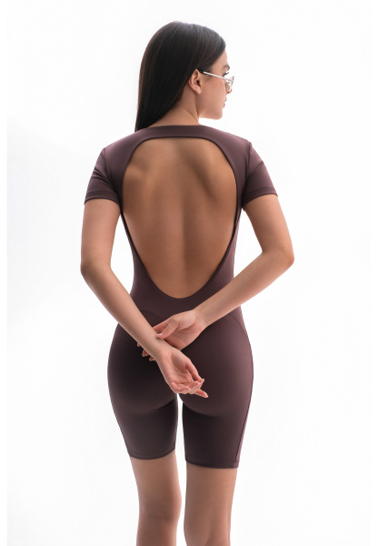 Комбинезон с квадратным вырезом на груди